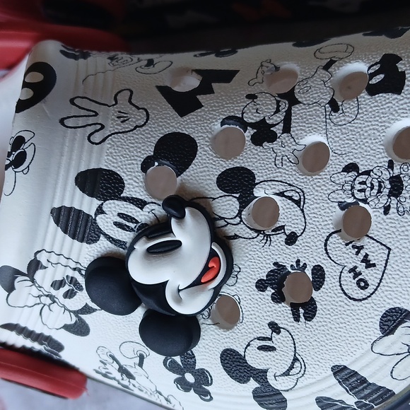 Mickey Mouse Children's Crocs Size 6 - Picture 5 of 12